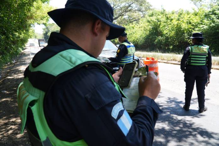 Más de 2 mil multas de tránsito tras 109 operativos de control durante el fin de semana. Foto La Hora: Tránsito PNC.