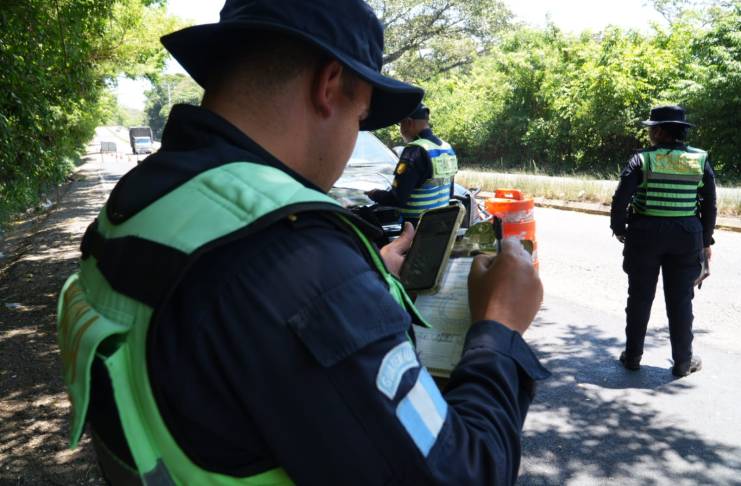 Más de 2 mil multas de tránsito tras 109 operativos de control durante el fin de semana. Foto La Hora: Tránsito PNC.