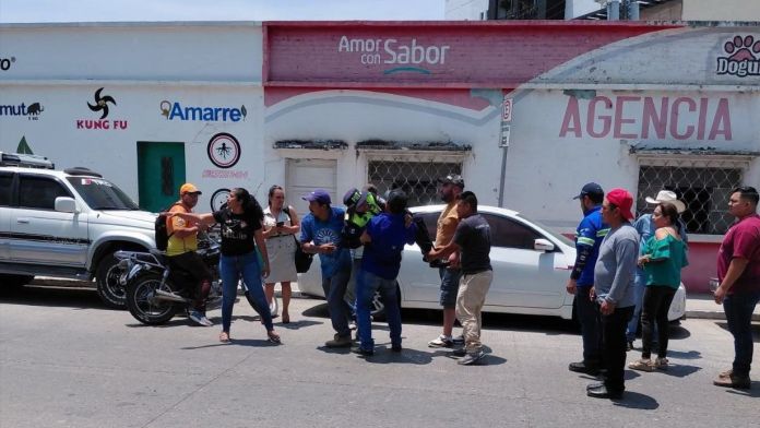 Como Lisandra Hernández de los Santos fue identificada la víctima atacada a balazos, quien recibió apoyo de vecinos. Foto La Hora: Noti Quetzal BV