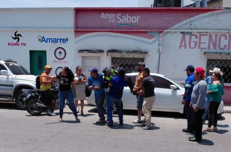 Como Lisandra Hernández de los Santos fue identificada la víctima atacada a balazos, quien recibió apoyo de vecinos. Foto La Hora: Noti Quetzal BV
