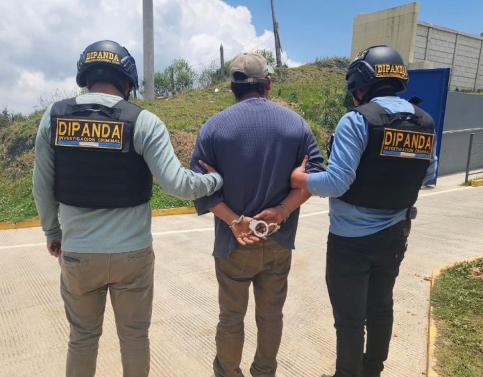 Óscar Ernesto Martínez Mendoza, alias “Neto”, presunto reclutador de la Mara Salvatrucha buscado por asesinato en El Salvador. Foto La Hora: PNC.