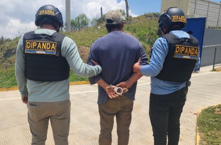 Óscar Ernesto Martínez Mendoza, alias “Neto”, presunto reclutador de la Mara Salvatrucha buscado por asesinato en El Salvador. Foto La Hora: PNC.