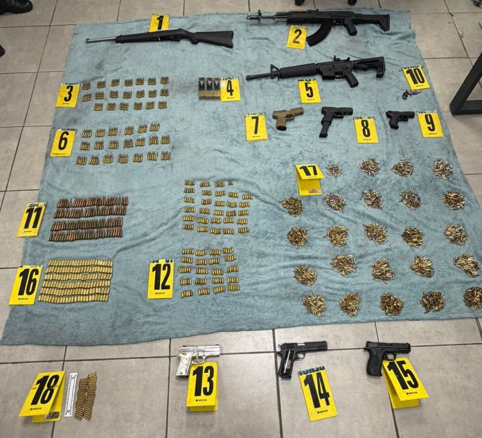PNC y las 10 armas incautadas en Puerto Barrios, Izabal. Foto La Hora: PNC
