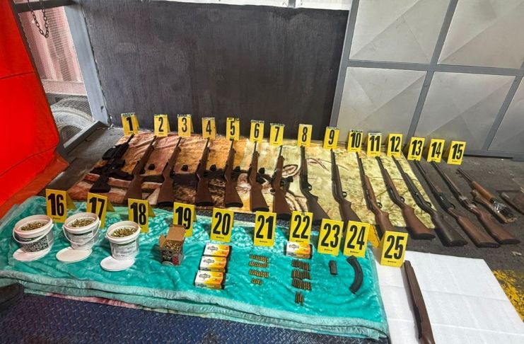Las autoridades indicaron que tras las investigaciones logran la incautación de un arsenal, evitando que sean distribuidos al crimen organizado. Foto La Hora: PNC