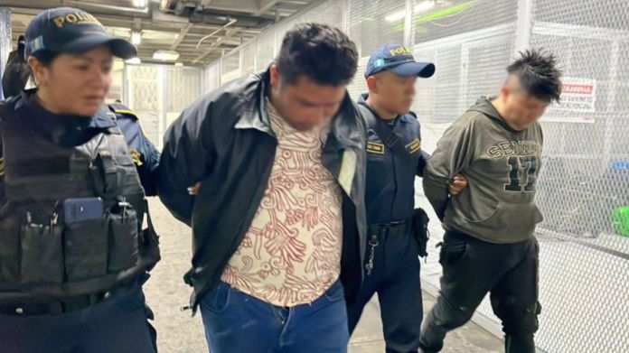Los detenidos por la Policía Nacional Civil son sospechosos de cometer asaltos en la zona 10. Foto La Hora: PNC