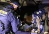 Agentes antinarcóticos y peritos del Ministerio Público participaron en el operativo realizado en la ruta al Pacífico.