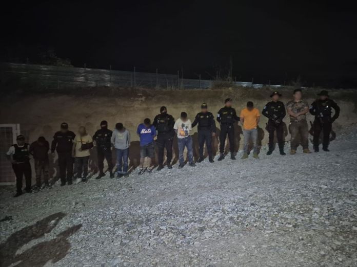 Las fuerzas de seguridad ubicaron a los integrantes de la estructura dedicada aparentemente a robar camiones en un supuesto predio de la ruta al Atlántico. Foto La Hora: PNC