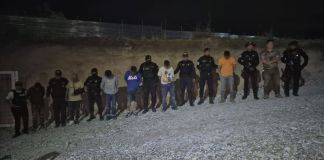 Las fuerzas de seguridad ubicaron a los integrantes de la estructura dedicada aparentemente a robar camiones en un supuesto predio de la ruta al Atlántico. Foto La Hora: PNC