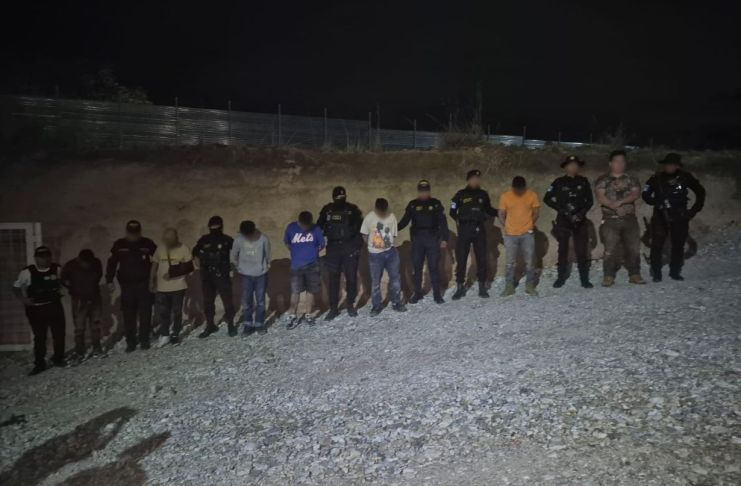 Capturan a integrantes de una banda dedicada al robo de camiones en ruta al Atlántico Las fuerzas de seguridad ubicaron a los integrantes de la estructura dedicada aparentemente a robar camiones en un supuesto predio de la ruta al Atlántico. Foto La Hora: PNC