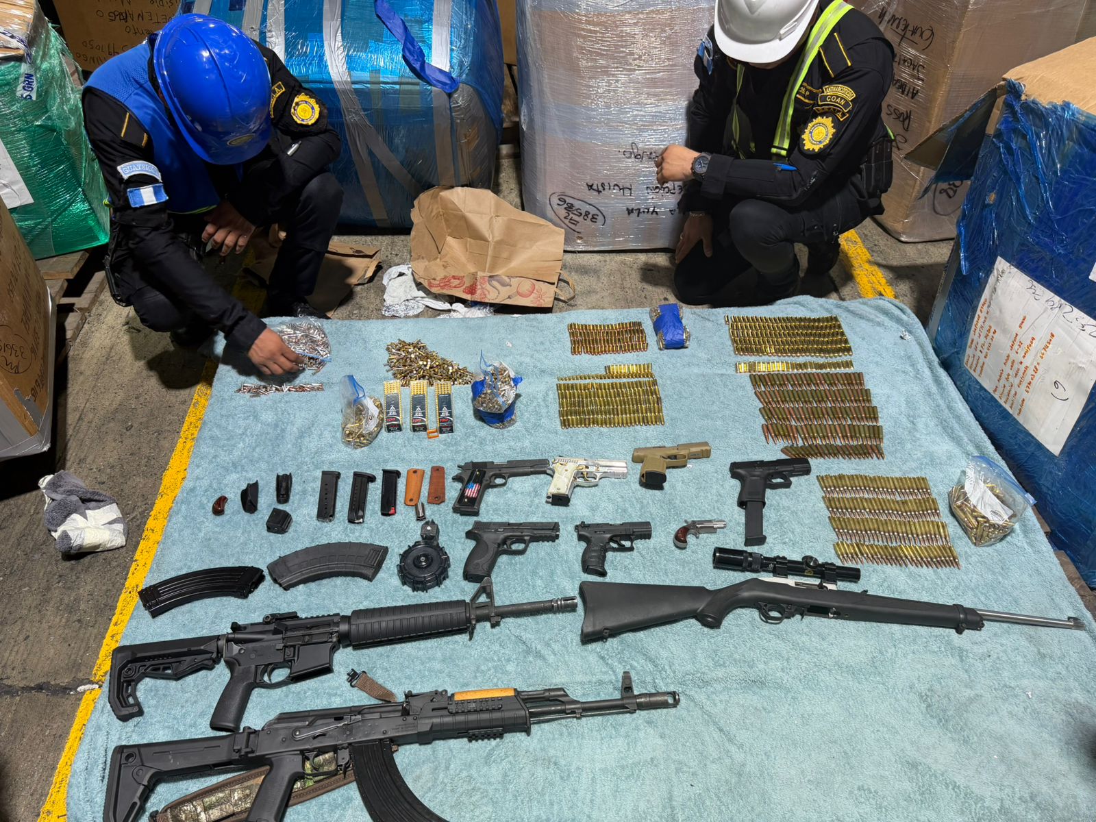 PNC y las armas incautadas. Foto La Hora: PNC