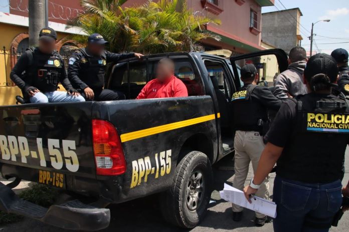 Las fuerzas de seguridad les encontraron a los tres detenidos cuatro armas de fuego y municiones tras el operativo en la zona 6. Foto La Hora: PNC