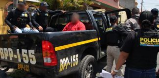 Las fuerzas de seguridad les encontraron a los tres detenidos cuatro armas de fuego y municiones tras el operativo en la zona 6. Foto La Hora: PNC