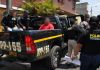 Las fuerzas de seguridad les encontraron a los tres detenidos cuatro armas de fuego y municiones tras el operativo en la zona 6. Foto La Hora: PNC