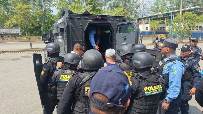 Hondureños hospitalizados tras enfrentamiento fronterizo es expulsado y entregado a su país. Foto La Hora: PNC.