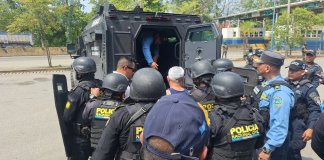 Hondureños hospitalizados tras enfrentamiento fronterizo es expulsado y entregado a su país. Foto La Hora: PNC.