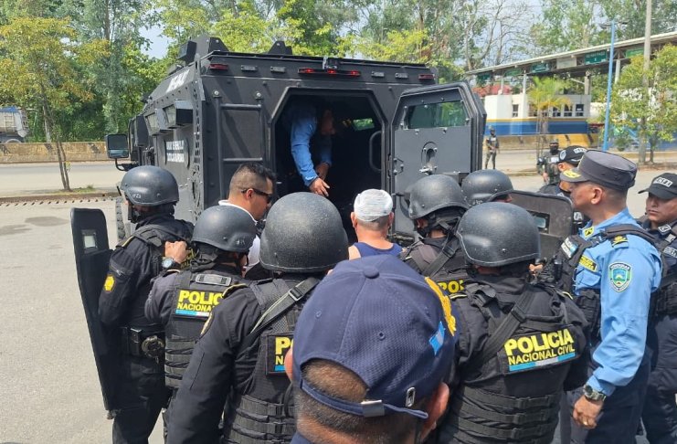 Hondureños hospitalizados tras enfrentamiento fronterizo es expulsado y entregado a su país. Foto La Hora: PNC.