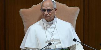 El papa León XIV exigió "desarmar" la inteligencia artificial de las lógicas de dominio, exclusión y muerte durante la presentación de "Magnifica humanitas", su primera encíclica enfocada en proteger la dignidad humana ante el avance tecnológico. Foto La Hora: EFE