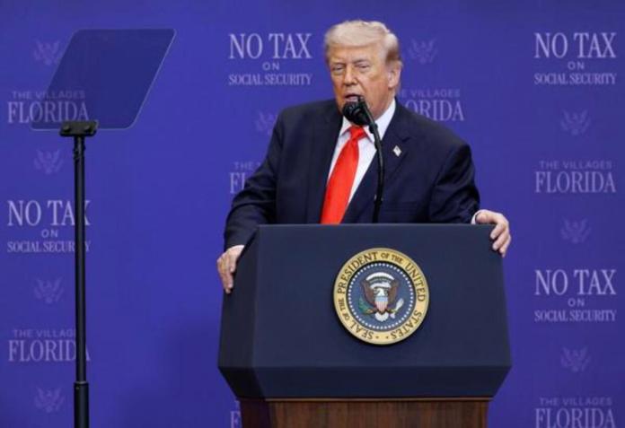 El presidente de Estados Unidos, Donald Trump, fue captado este 1 de mayo, al dar un discurso durante un acto con jubilados, en The Villages (Florida, EE.UU.). Foto: La Hora/ EFE/Cristóbal Herrera