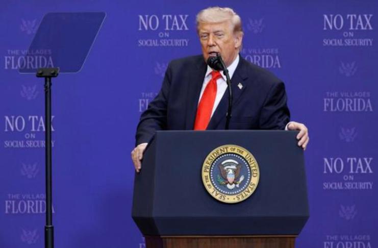 El presidente de Estados Unidos, Donald Trump, fue captado este 1 de mayo, al dar un discurso durante un acto con jubilados, en The Villages (Florida, EE.UU.). Foto: La Hora/ EFE/Cristóbal Herrera