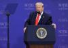 El presidente de Estados Unidos, Donald Trump, fue captado este 1 de mayo, al dar un discurso durante un acto con jubilados, en The Villages (Florida, EE.UU.). Foto: La Hora/ EFE/Cristóbal Herrera