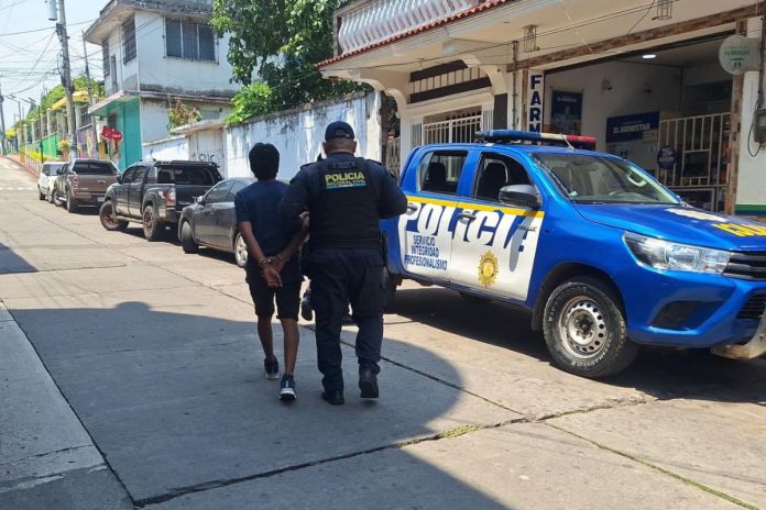 Presunto asaltante de tienda capturado en Retalhuleu. Foto La Hora: PNC