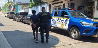 Presunto asaltante de tienda capturado en Retalhuleu. Foto La Hora: PNC