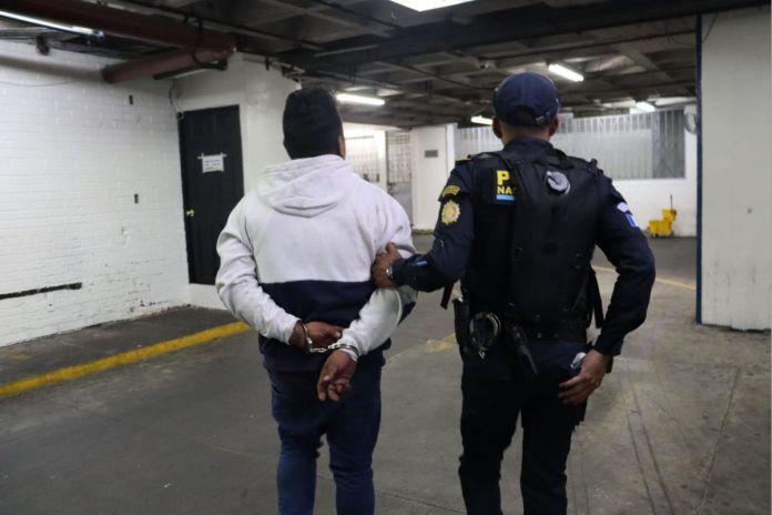 Presunto robamotos capturado en la zona 1 capitalina. Foto La Hora: PNC