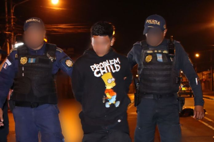 Presunto sicario capturado tras enfrentamiento y ejecución en la avenida Bolívar. Foto La Hora: PNC