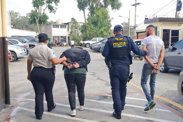 Presuntos asaltabuses capturados en Mixco. Foto La Hora: PNC