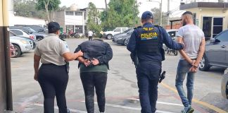 Presuntos asaltabuses capturados en Mixco. Foto La Hora: PNC