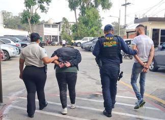 Presuntos asaltabuses capturados en Mixco. Foto La Hora: PNC