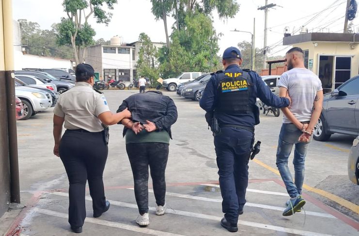 Presuntos asaltabuses capturados en Mixco. Foto La Hora: PNC