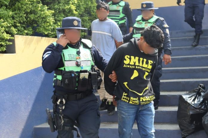 Presuntos asaltabuses capturados durante operativo del Departamento de Tránsito de la PNC. Foto La Hora: PNC