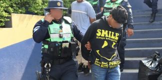 Presuntos asaltabuses capturados durante operativo del Departamento de Tránsito de la PNC. Foto La Hora: PNC