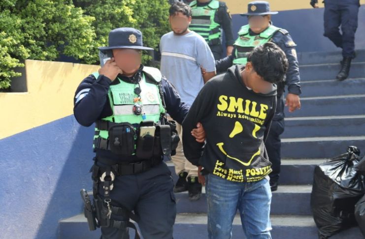 Presuntos asaltabuses capturados durante operativo del Departamento de Tránsito de la PNC. Foto La Hora: PNC