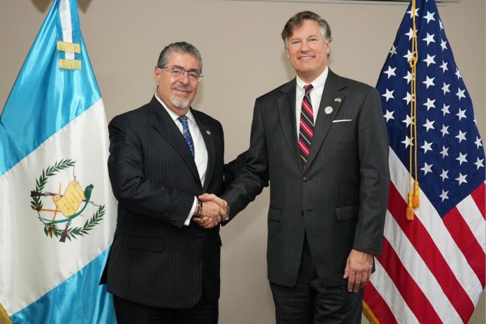 Presidente Bernardo Arévalo (d) junto al Subsecretario de Estado de EE.UU. Christopher Landau (I). Foto La Hora: X/ Bernardo Arévalo