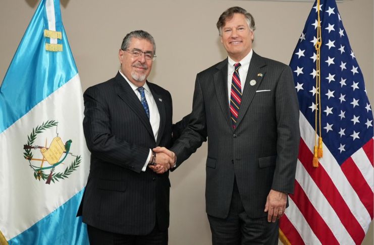 Presidente Bernardo Arévalo (d) junto al Subsecretario de Estado de EE.UU. Christopher Landau (I). Foto La Hora: X/ Bernardo Arévalo