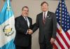 Presidente Bernardo Arévalo (d) junto al Subsecretario de Estado de EE.UU. Christopher Landau (I). Foto La Hora: X/ Bernardo Arévalo