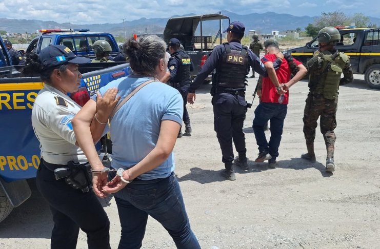 Cae banda de robacarros “Los Poffets”, integrada por un peruano, dos nicaragüenses y dos guatemaltecos Cae banda de robacarros “Los Poffets”: capturan a peruano, dos nicaragüenses y dos guatemaltecos. Foto La Hora: PNC.