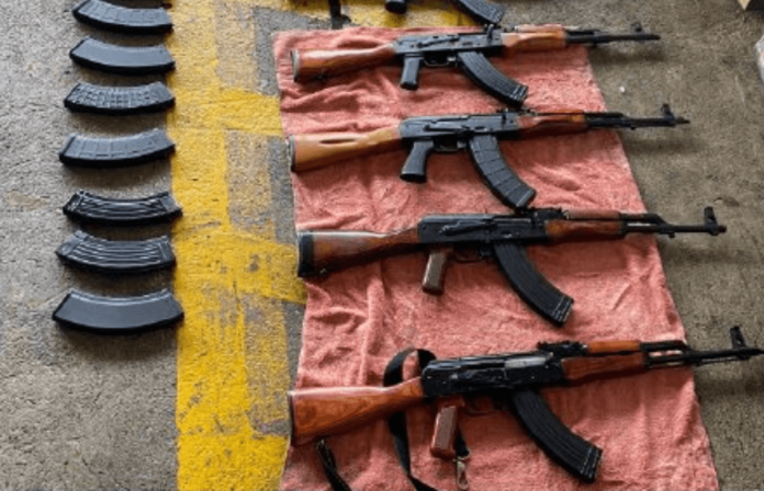 SAT y PNC detectan armas y municiones de alto calibre que estaban ocultos en cajas de encomiendas