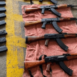 SAT y PNC detectan armas y municiones de alto calibre que estaban ocultos en cajas de encomiendas