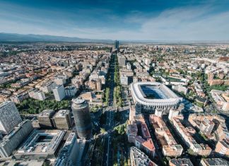 El ‘nuevo’ Bernabéu; la joya de la corona de la era de Florentino Pérez: Inversión, datos y fútbol El 1 de junio de 2009, el club cerraba la temporada 2008-09 con €377 millones de ingresos. Dieciséis temporadas después, las cuentas anuales auditadas a 30 de junio de 2025 muestran unos ingresos de €1 mil 159 millones.