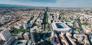 El ‘nuevo’ Bernabéu; la joya de la corona de la era de Florentino Pérez: Inversión, datos y fútbol El 1 de junio de 2009, el club cerraba la temporada 2008-09 con €377 millones de ingresos. Dieciséis temporadas después, las cuentas anuales auditadas a 30 de junio de 2025 muestran unos ingresos de €1 mil 159 millones.