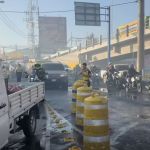 Por el incendio registrado en un almacén ubicado en el kilómetro 16.5 de carretera a El Salvador, el tránsito se ha complicado en la zona.