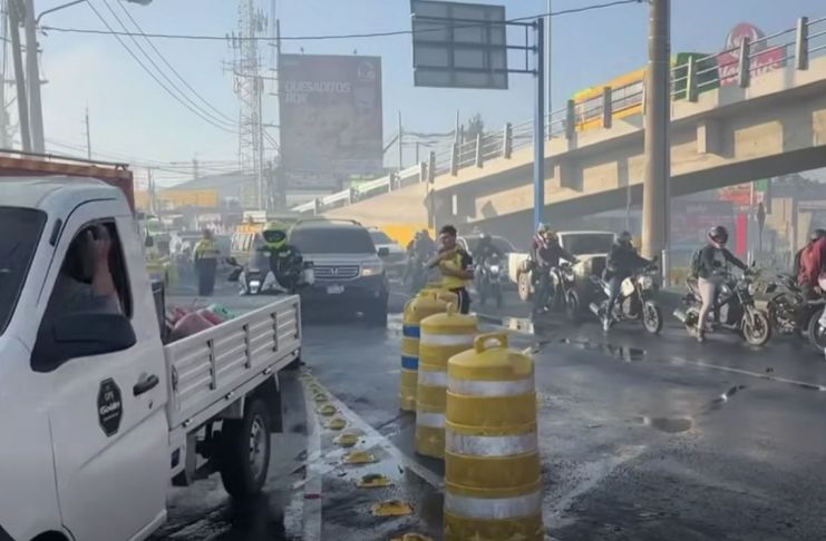 Por el incendio registrado en un almacén ubicado en el kilómetro 16.5 de carretera a El Salvador, el tránsito se ha complicado en la zona.
