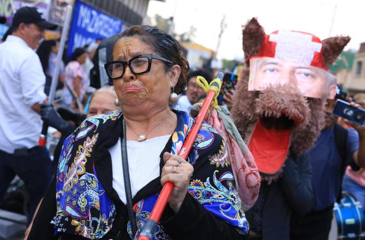 Ciudadanos festejan salida de Consuelo Porras frente al Ministerio Público en su último día como Fiscal General Interpretación de la actriz Nety Marroquín como Consuelo Porras y una semejanza a su círculo cercano. Foto La Hora: Daniel Ramírez