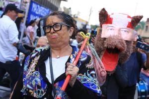 Ciudadanos festejan salida de Consuelo Porras frente al Ministerio Público en su último día como Fiscal General