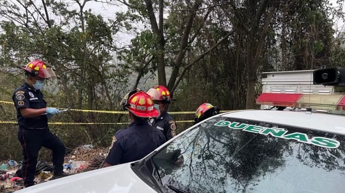 Los cuerpos de las cuatro personas fueron encontrados en un terreno de terracería y según los bomberos, estaban atados de pies y manos. Foto La Hora: Asonbomd