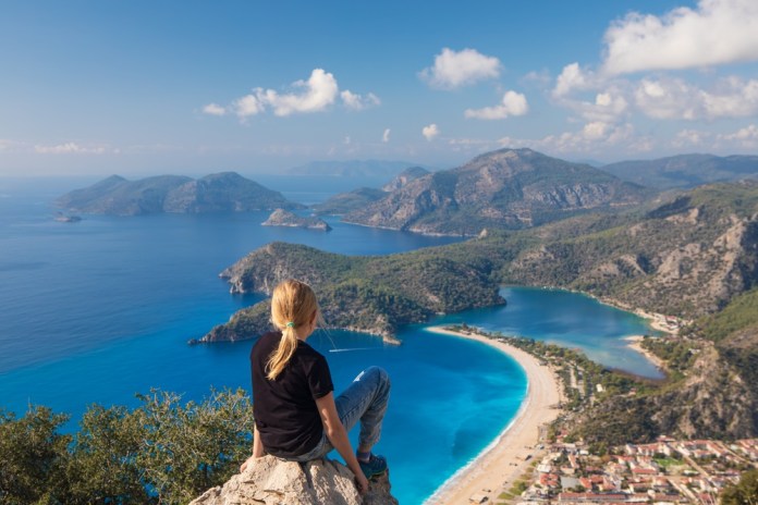 Turistas consideran que cobrar esta cuota para todos a pesar de lo que gasten, es ineficiente. Foto La Hora: Denis Moskvinov/Shutterstock