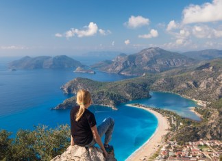 Ecotasa turística en debate: ¿debe pagar lo mismo un visitante en Barcelona y Bali que en otros destinos? Turistas consideran que cobrar esta cuota para todos a pesar de lo que gasten, es ineficiente. Foto La Hora: Denis Moskvinov/Shutterstock